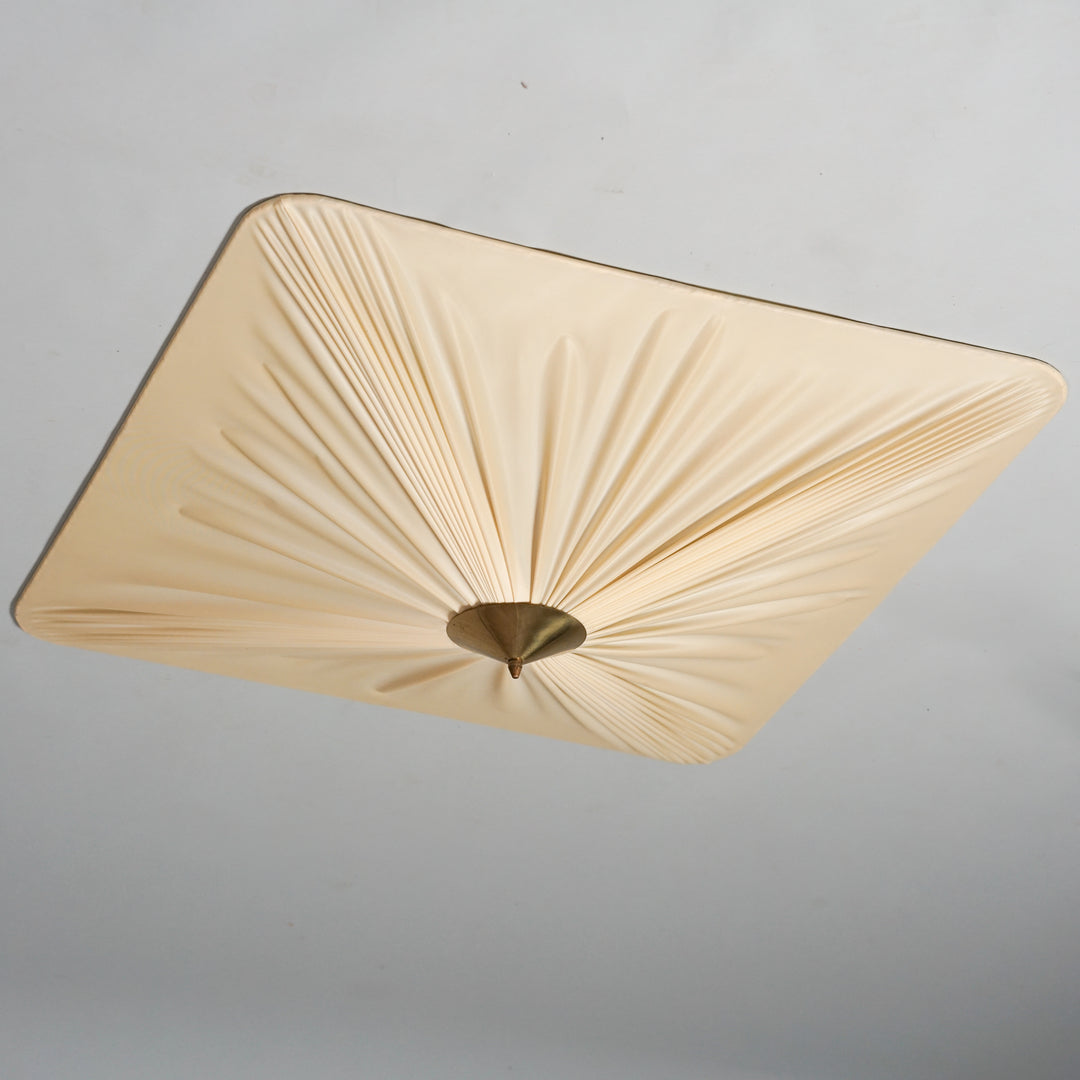 Neliön mallinen plafondi. Beige muovi varjostin. Pliseerattu neljästä nurkasta. keskellä pyöreä messinki detalje.
