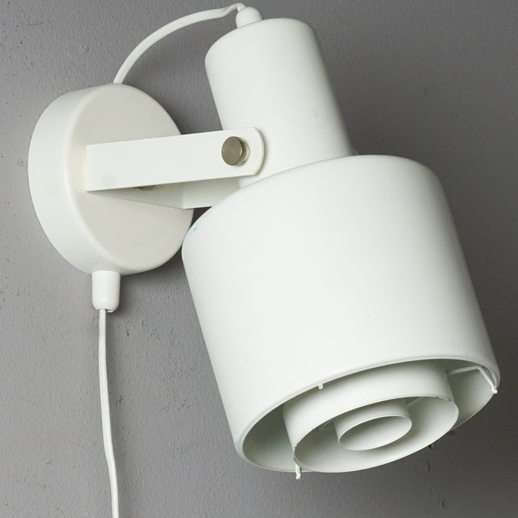 Two identical lamps. Painted white metal. Direction of the shades is reversible. Round shape.