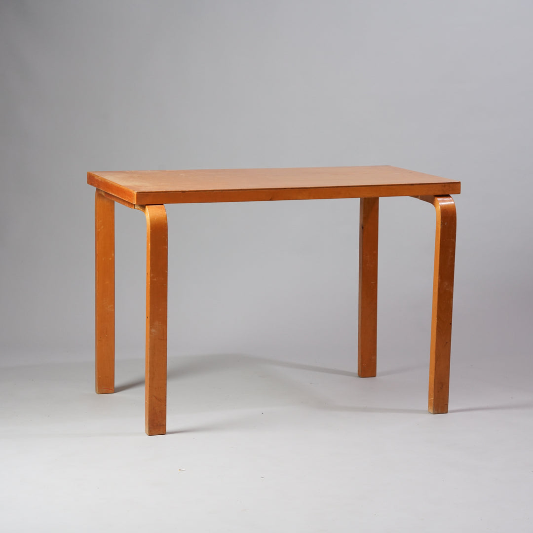 Table made of birch. The pattern of the tree is visible on the surface.