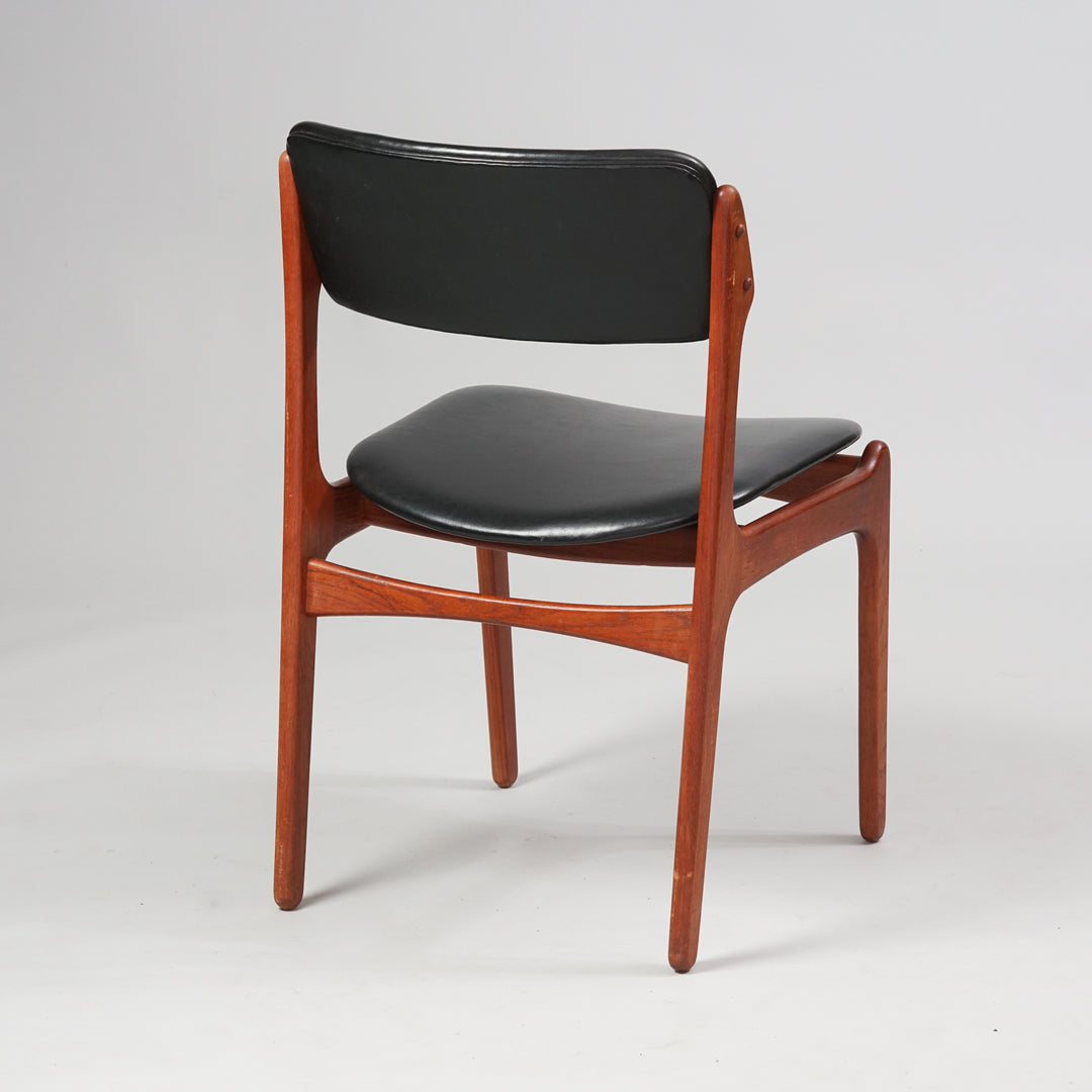 Teak chair with seats and backrests made of faux leather.