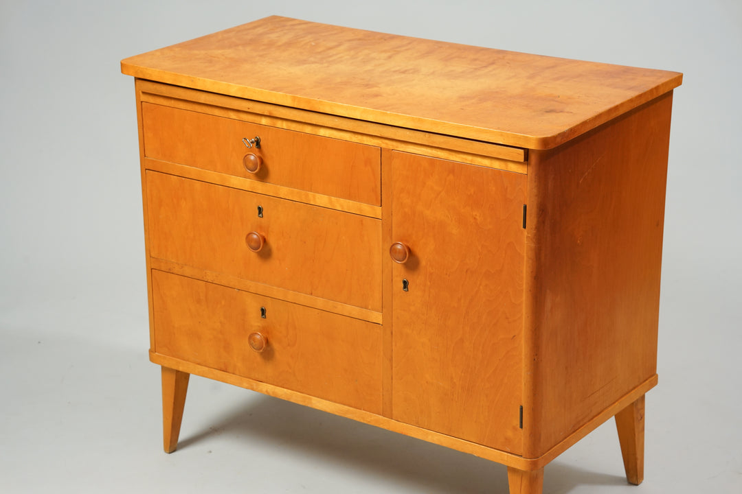 Sideboard with three drawers and round nubs.