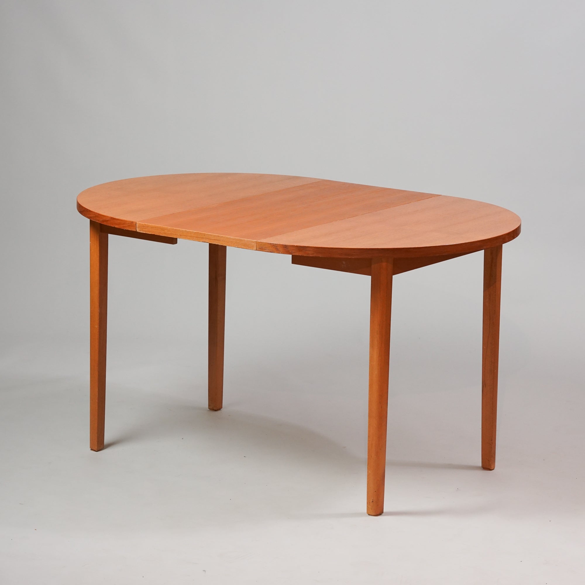 Round extendable table made of birch and elm.