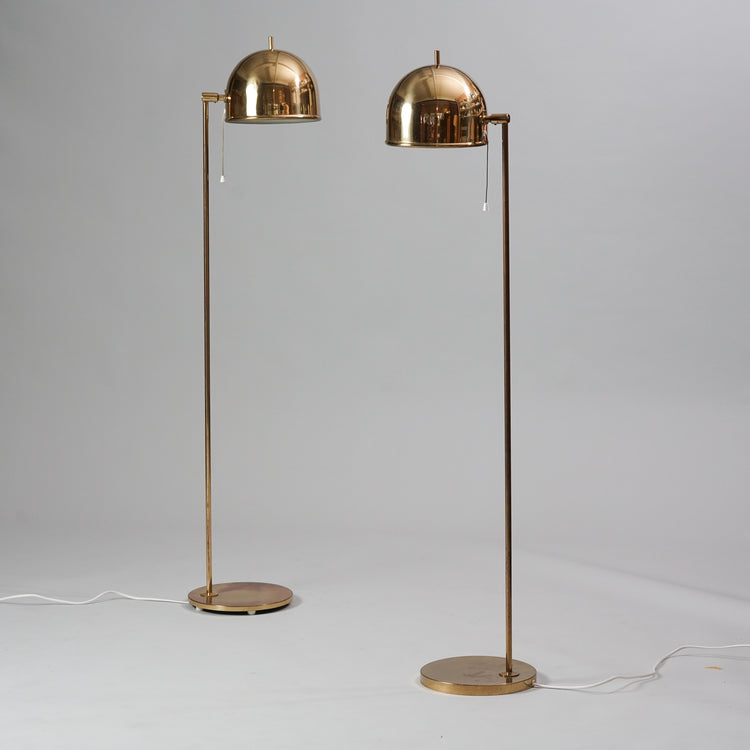 Two identical lamps. The lamp base and dome is made of brass. The leg is thin compared to the big dome.