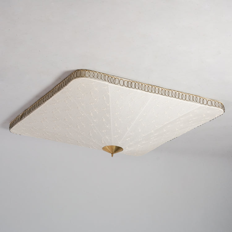 White square plafond. The silk shade has a embroidered flower details. The lamp has brass detailing in the middle and on the sides.