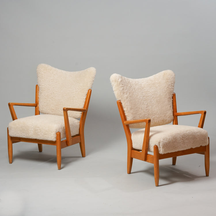 Two identical chairs with birch frames. The seats and backrests are upholstered in light sheep's wool.