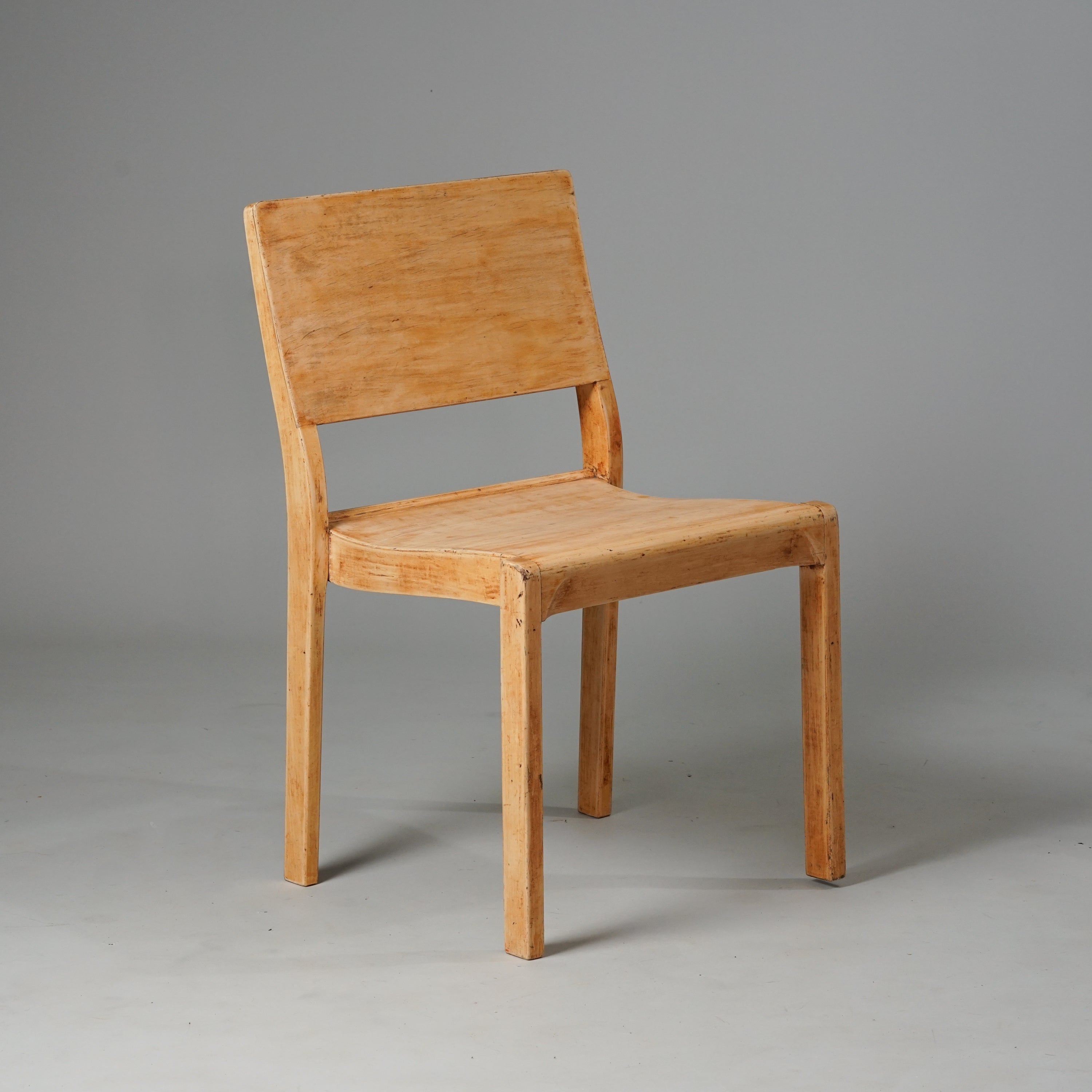 Pelkistetty vintage puinen tuoli, jossa selkänoja.