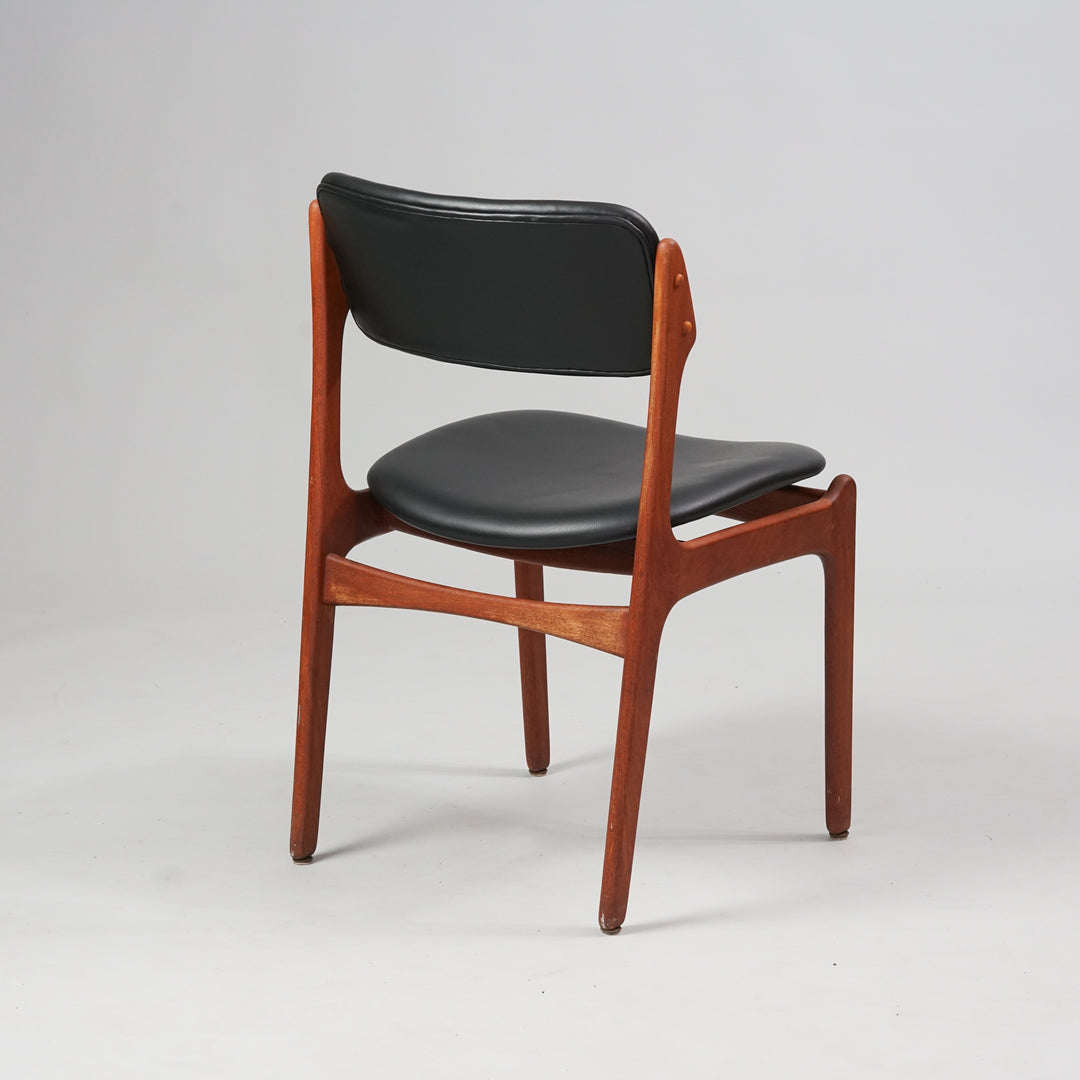 Teak chair with seats and backrests made of black leather.