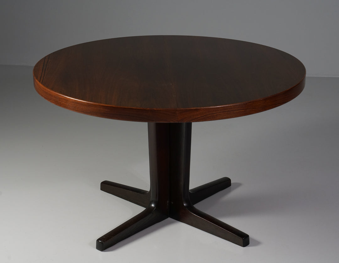 Extendable round dining table, Juul Kristensen, Denmark, 1960/1970s