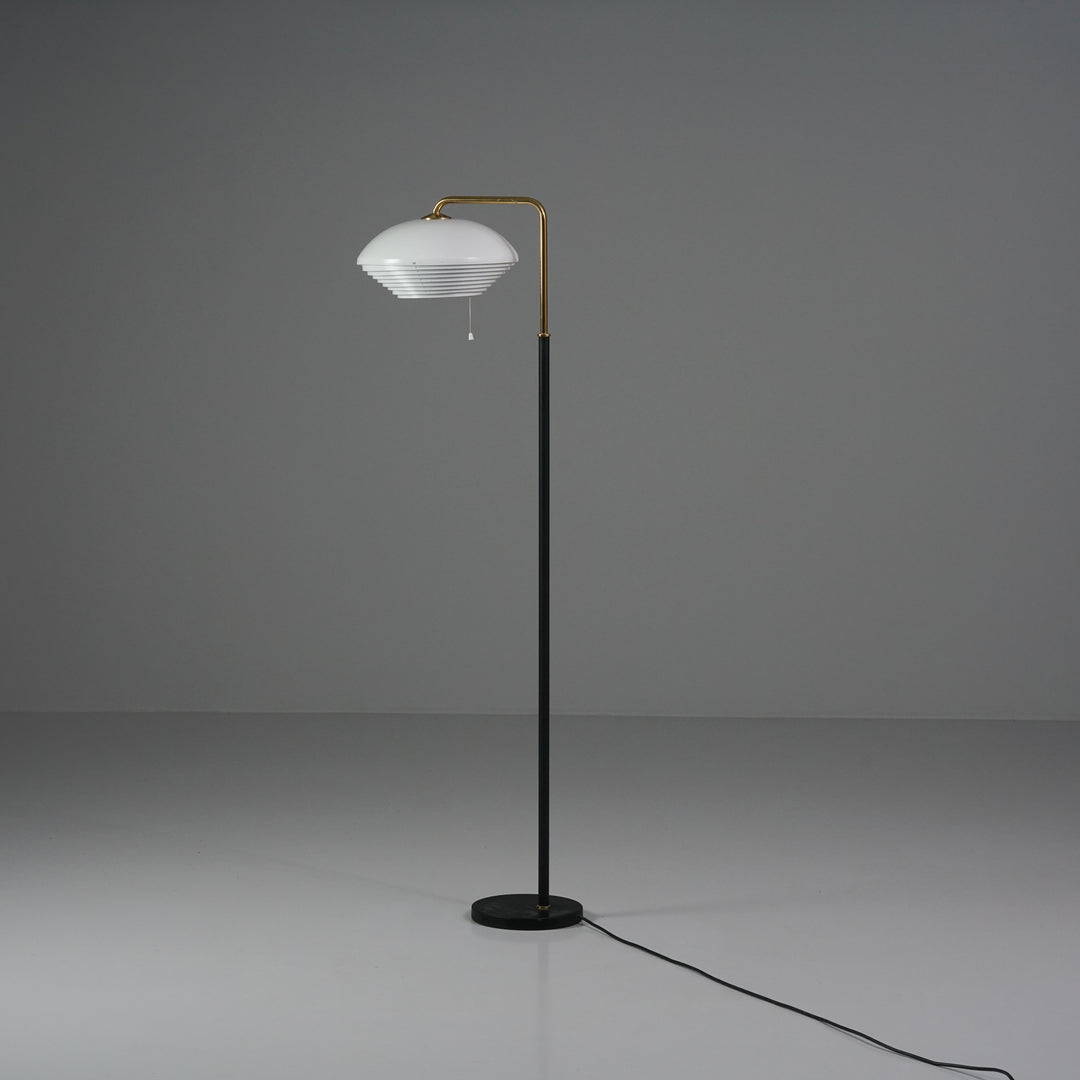 Malli A811 lattiavalaisin, Alvar Aalto, Artek, 2000-luvun alku