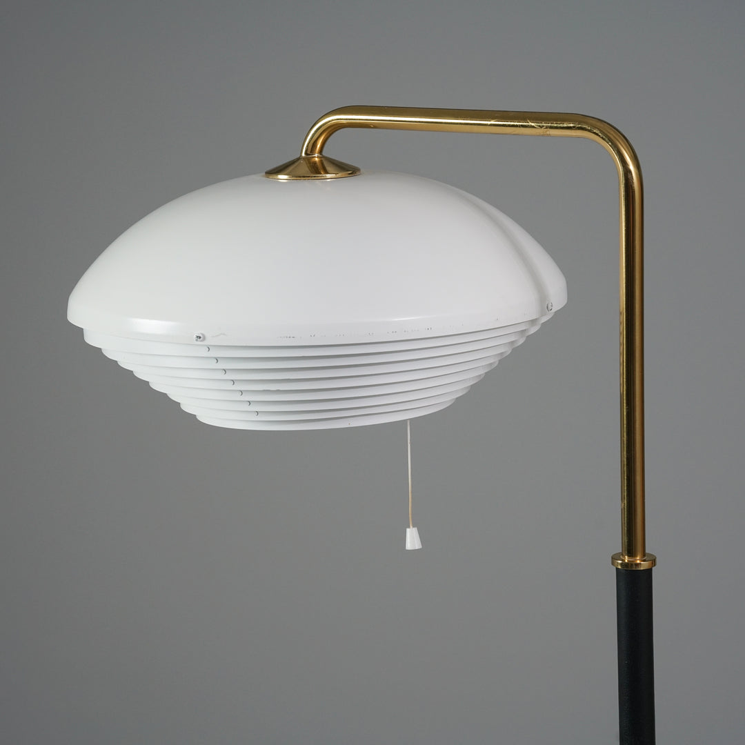 Malli A811 lattiavalaisin, Alvar Aalto, Artek, 2000-luvun alku