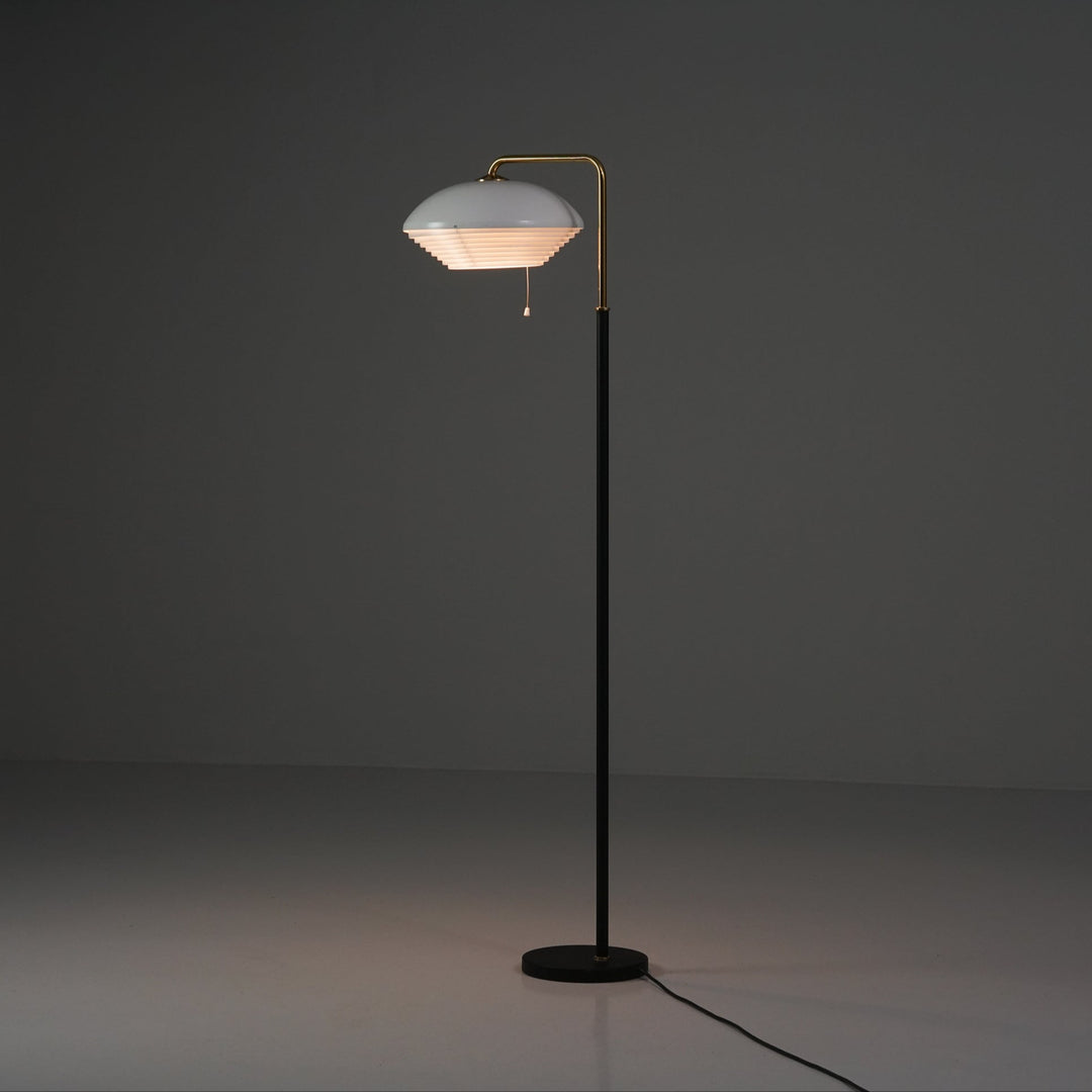 Malli A811 lattiavalaisin, Alvar Aalto, Artek, 2000-luvun alku
