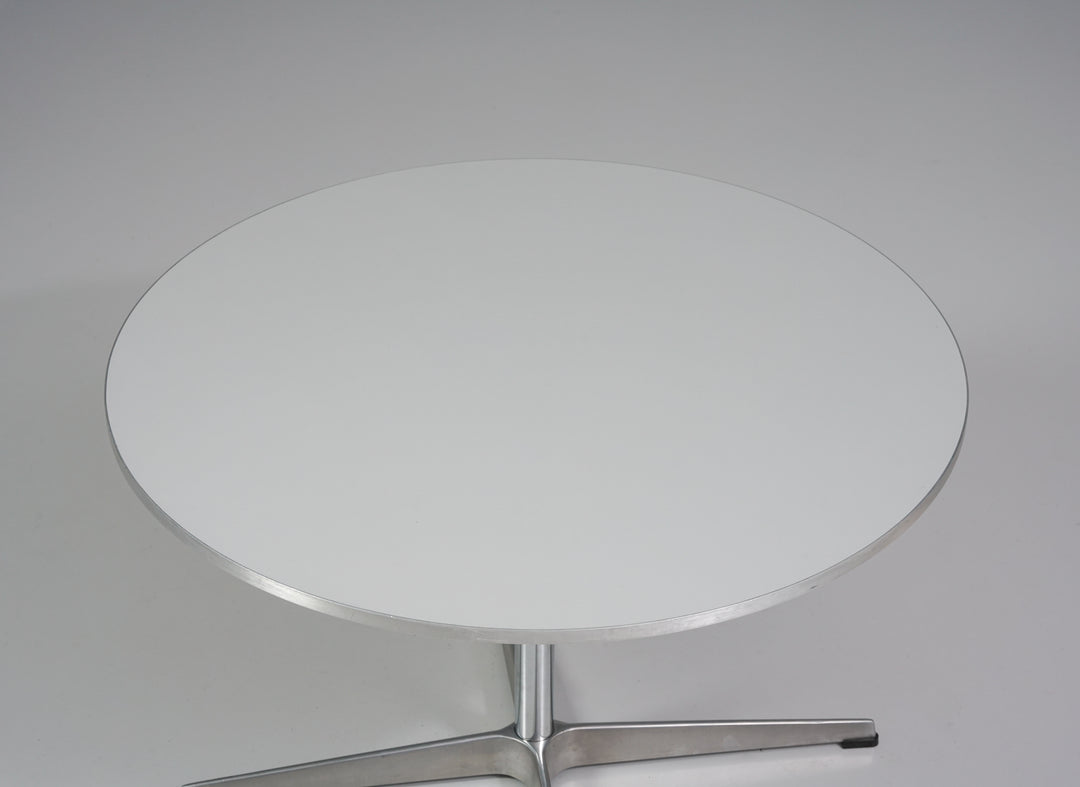Model A222 coffee table, Arne Jacobsen, Fritz Hansen, Early 2000s