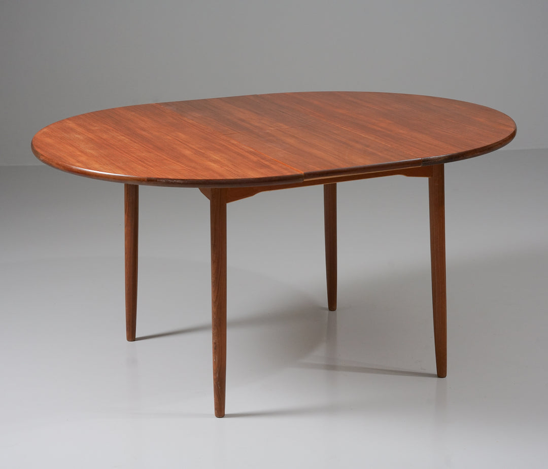 Round extendable dining table, 1950/1960s