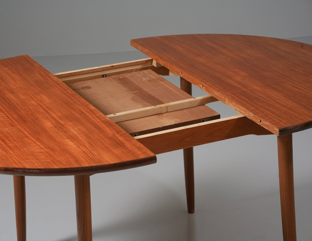 Round extendable dining table, 1950/1960s