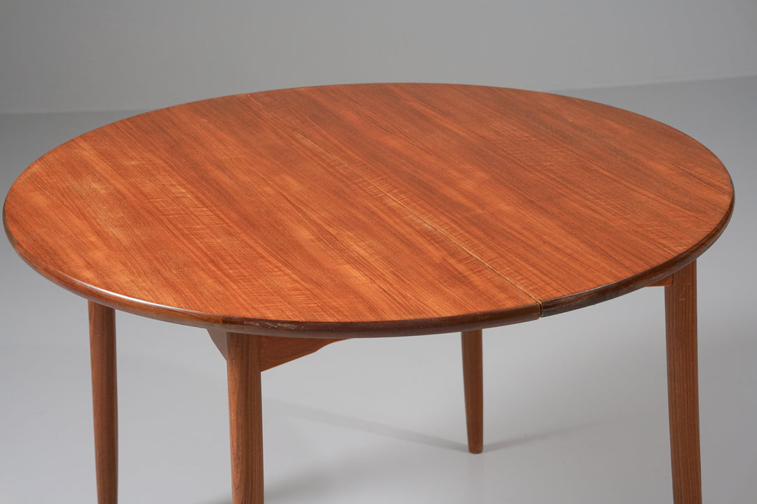 Round extendable dining table, 1950/1960s